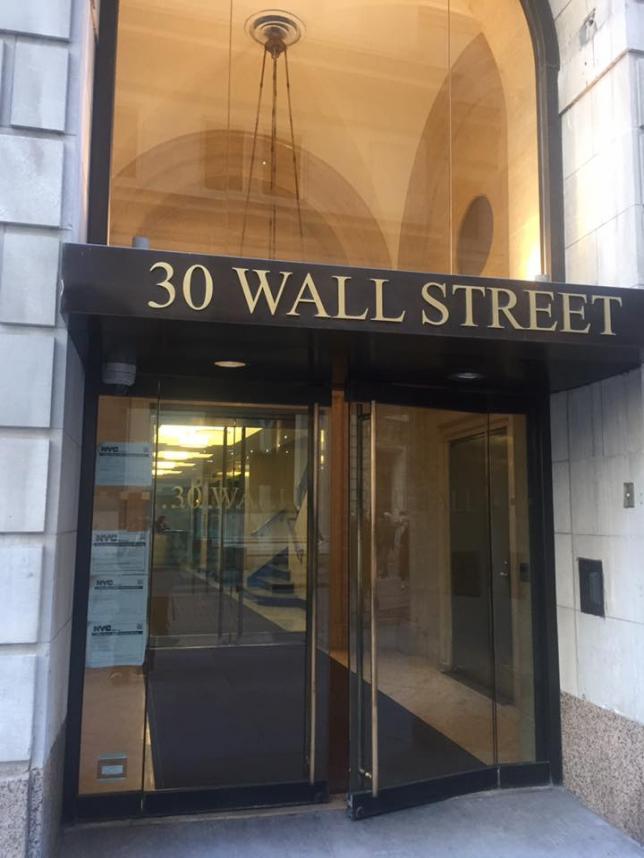 Вход в наше офисное здание, напротив Нью-Йоркская фондовая биржа