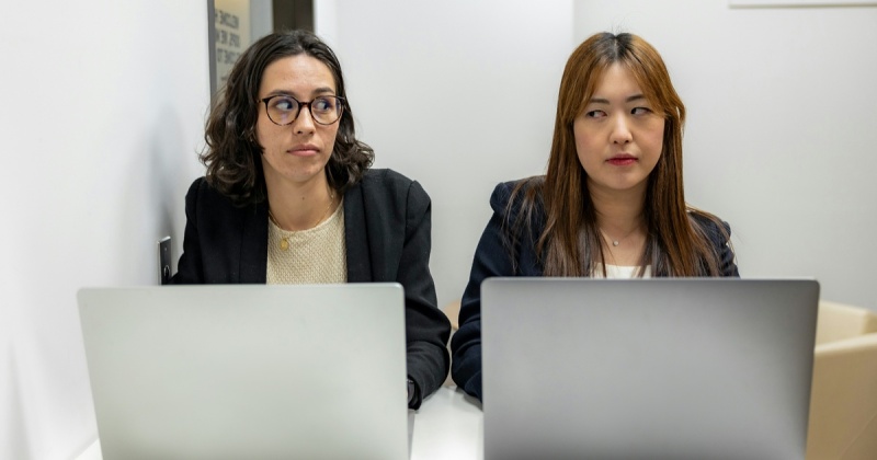 Отзыв на публику: почему негативный фидбек стал контентом и как на это реагировать бизнесу