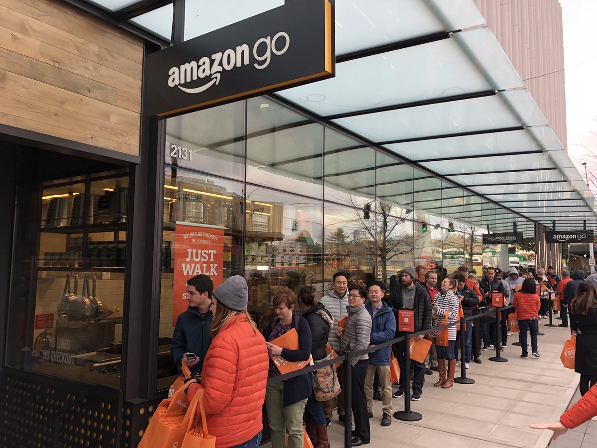 Очередь перед Amazon Go. День