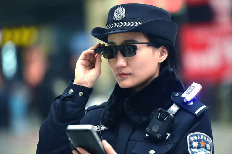 Китайские полицейские используют очки с технологией распознавания лиц
